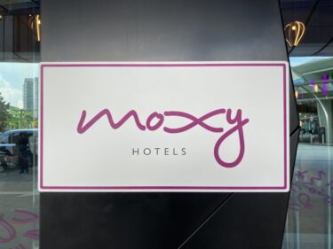 【2025年最新】モクシー・プトラジャヤ宿泊記ブログ。アクセス・プラチナ特典・部屋・館内施設・朝食などをご紹介。【Moxy Putrajaya】