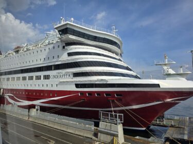 ヘルシンキからストックホルムまで18時間の豪華船旅　バイキングライン（VIKING LINE）